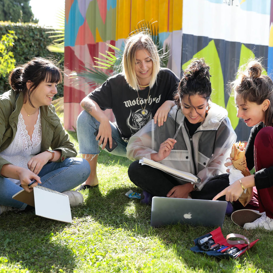 étudiantes dans l'herbe esma montpellier