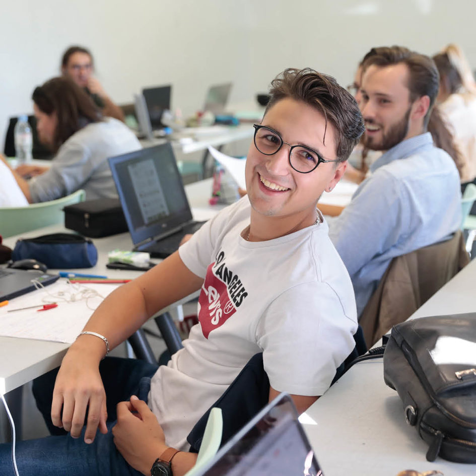 étudiants en cours esma montpellier